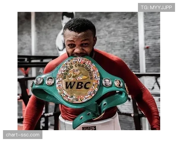 阿瓦雷兹分歧判定险胜蒙圭亚，成功卫冕超中量级金腰带